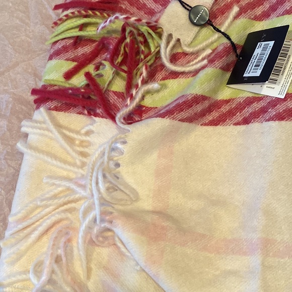 BNWT Gorgeous Rare Color Burberry London 100% Cashmere Scarf 68'x12' (173x30 cm) - Picture 4 of 5